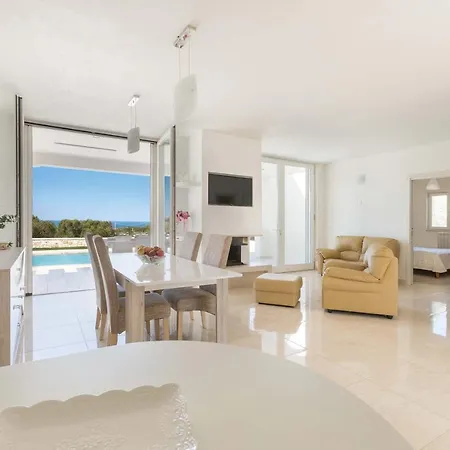 Vila Sleeps 6 Pool Air Con