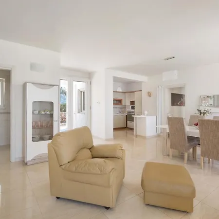 Vila Sleeps 6 Pool Air Con Specchiolla