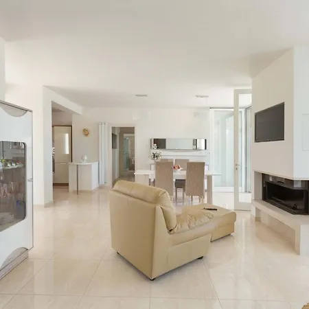 Vila Sleeps 6 Pool Air Con *