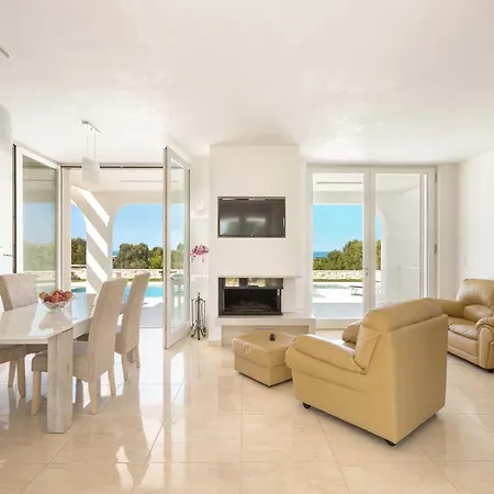 Sleeps 6 Pool Air Con Vila Specchiolla