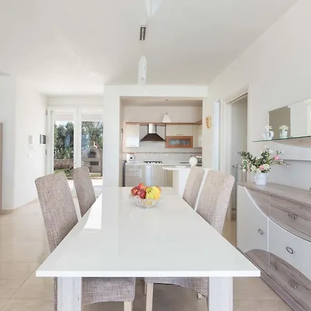 Sleeps 6 Pool Air Con Vila *