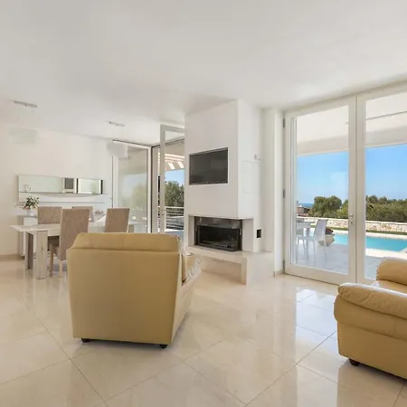 Sleeps 6 Pool Air Con Specchiolla