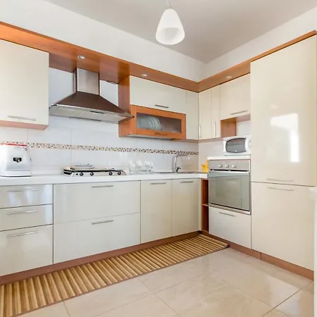 Vila Sleeps 6 Pool Air Con