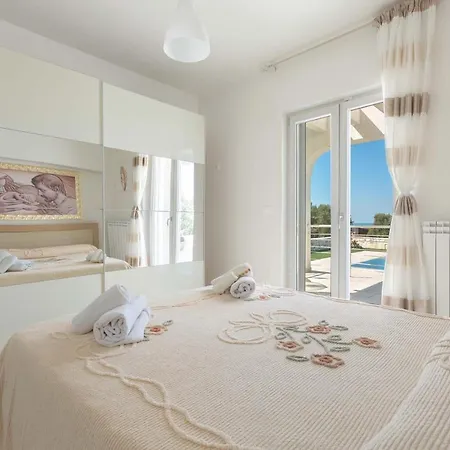 Sleeps 6 Pool Air Con Vila Specchiolla