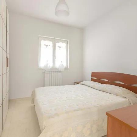 Sleeps 6 Pool Air Con