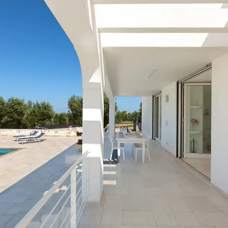 Sleeps 6 Pool Air Con Vila Specchiolla